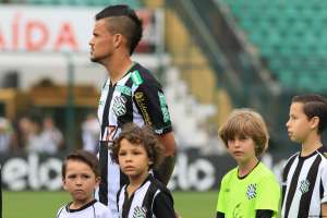 Rafael Bastos comemora triunfo do Figueirense sobre a Ponte Preta