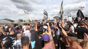 Após título, Corinthians é recebido com festa da torcida em São Paulo