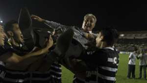 Polícia impede festa no aeroporto, mas torcedores corintianos celebram no CT