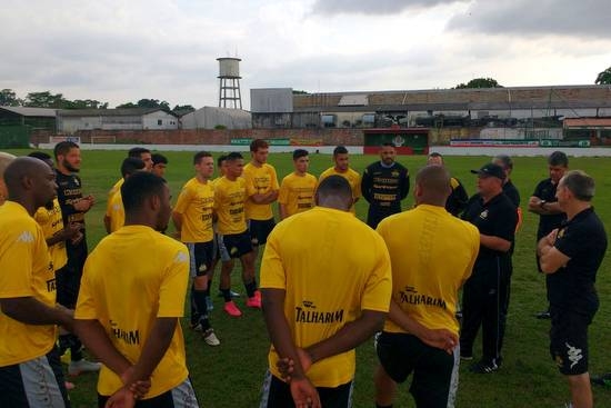 Roberto Cavalo conversa com os jogadores do Criciúma
