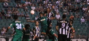 Os clubes já se enfrentaram 143 vezes na história, com 61 vitórias do Alvinegro, 42 empates e 32 derrotas