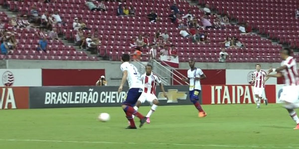 Lance do jogo em que o Náutico venceu o Bahia, por 1 a 0, na Arena Pernambuco - Divulgação