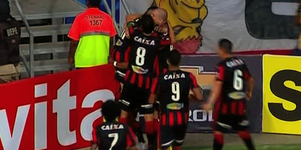 Jogadores do Vitória comemoram mais um gol do leão e o retorno à Série A do Brasileiro - Divulgação