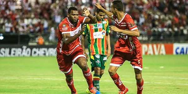 Daniel Cruz marcou os dois gols da vitória, por 2 a 1, do CRB sobre o Sampaio Corrêa no Rei Pelé, em Maceió - Aílton Cruz/Gazeta de Alagoas