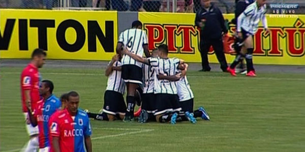 Jogadores do Bragantino abraçam Jobinho que voltou a marcar na vitória, por 2 a 0, do Braga sobre o Paraná em Curitiba - Divulgação