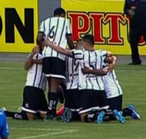 Bragantino festeja o gol de Jobinho. Ganhou, mas não levou