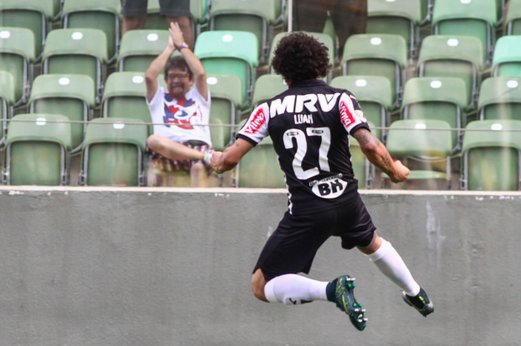 Luan marcou um golaço no empate por 2 a 2 com o Goiás