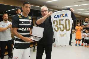Presidente do Corinthians rouba a cena na festa e provoca: 'Seis foi pouco'