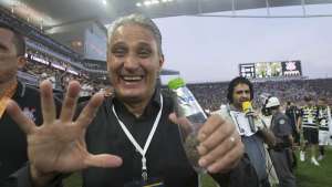 Ídolo maior da torcida do Corinthians, Tite festeja sozinho o título brasileiro