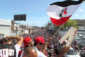 Série B: Após acesso, Santa Cruz arrasta multidão pelas ruas de Recife