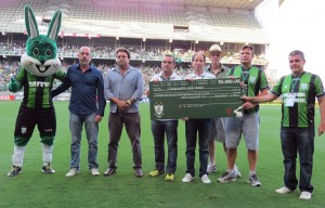 Série B: América-MG entrega cheque de R$ 50 mil para tentar ajudar a salvar o Rio Doce