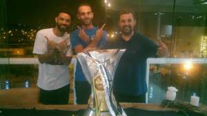 Comemorando o hexa, volante Cristian do Corinthians leva a taça para casa