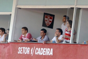 Moacyr no camarote do presidente do Linense durante o jogo contra o Ituano - J. Serafim