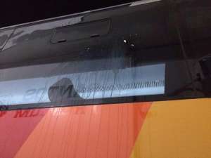 Torcida do Santos atira ovos no ônibus do Palmeiras em chegada na Vila Belmiro