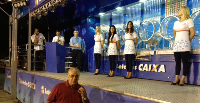 Caminhão da Sorte da Caixa Econômica Federal esteve em Cândido Mota, no interior de São Paulo