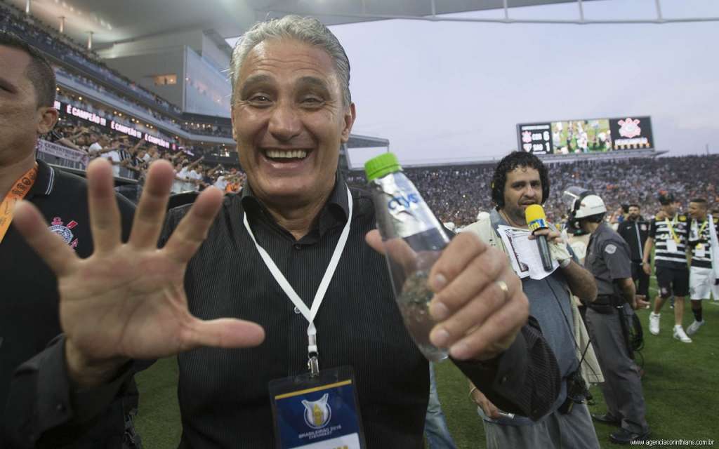 Tite conquistou seu sexto troféu no comando do Timão: o hexacampeonato brasileiro, com vitória por 6 a 1 sobre o São Paulo.
