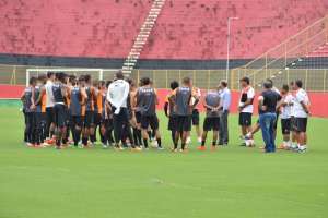Série B: Com titulares popupados e 12 jogadores da base, Vitória embarca para Recife