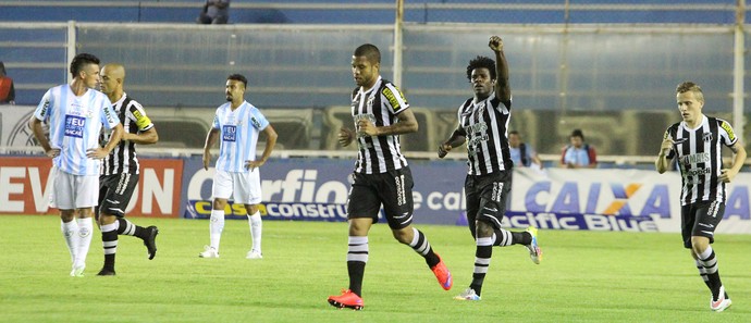 Ceará busca a vitória diante do Macaé para ficar na Segunda Divisão - Tiago Ferreira