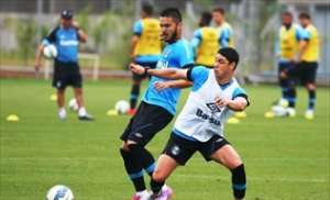 Roger testa mudanças e Giuliano deixa treino mais cedo no Grêmio