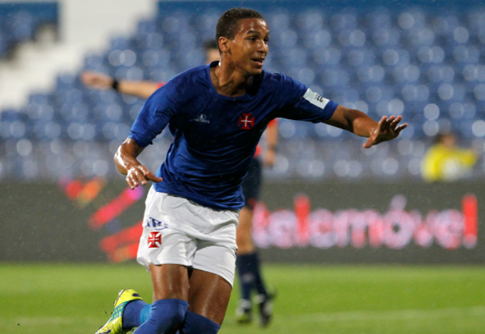 O brasileiro Deyverson do Levante , que perdeu gol incrível nesta sexta-feira