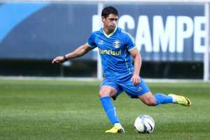 Giuliano segue lesionado e desfalca Grêmio contra Atlético-MG em Porto Alegre