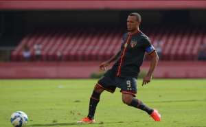 Com emoção e gol, Luis Fabiano anuncia que não joga mais pelo São Paulo