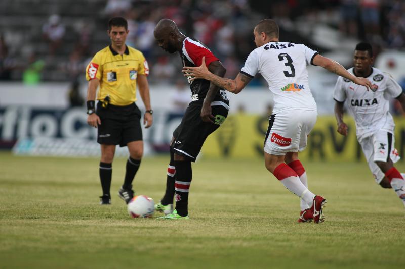 Com Grafite em campo e grande festa da torcida, o Santa venceu o Vitória e terminou a série B na vice-liderança. Foto: Santa Cruz PE Oficial