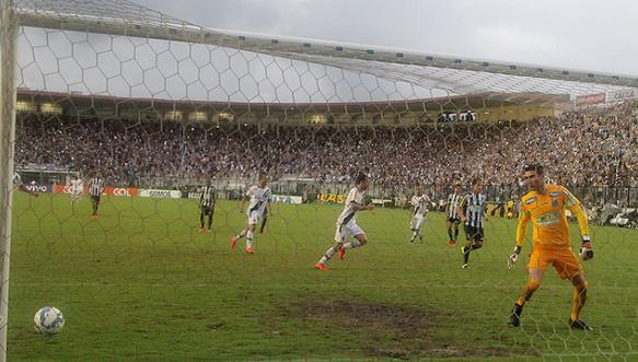 Nenê cobrou pênalti com categoria e manteve Vasco com chances de escapar do descenso 