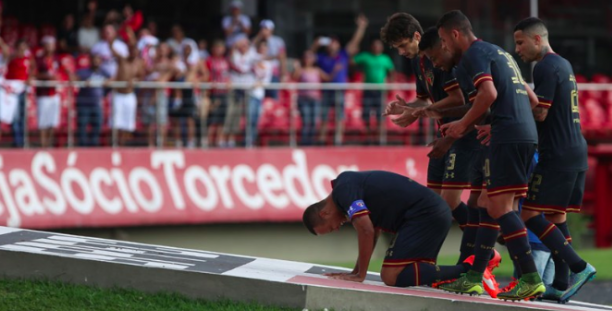 Luis Fabiano fez um gol e foi beijar escudo do São Paulo no Morumbi em sua despedida