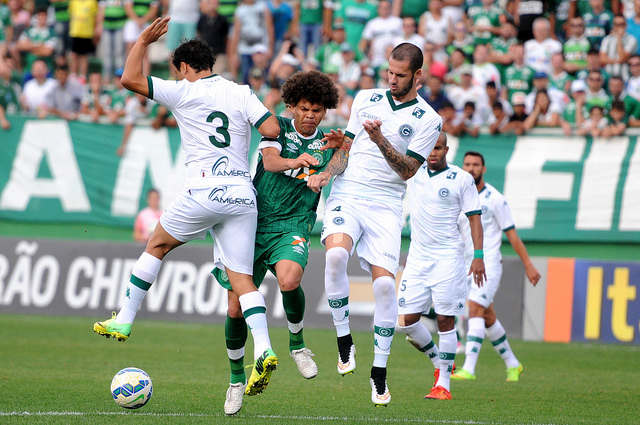 Com duas cobranças perfeitas de falta, o zagueiro Fred (foto) garantiu a vitória do Goiás sobre a Chapecoense. Foto: chapecoense.com