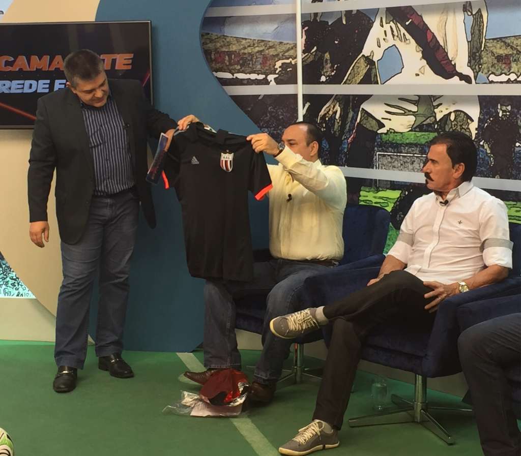 Zenon, Artur Eugênio e Guina Paiva foram presentados com camisa do Botafogo-SP.