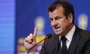 Dunga justifica mudança no gol e diz que Alisson mereceu vaga de titular