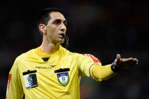 Suspenso, árbitro fica afastado por 100 dias por expulsar David Braz em clássico