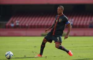 Luis Fabiano sofre lesão no ligamento do joelho e não enfrentará o Goiás