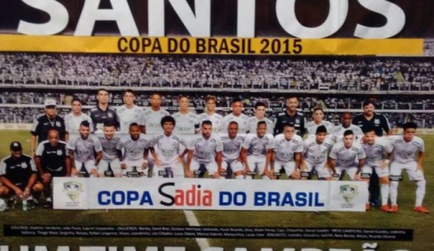 Pôster com Santos campeão já é vendido nas bancas e esquenta briga pelo título