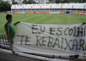 Com faixas em treino, torcida pede ao Flu para 'entregar' e rebaixar Vasco