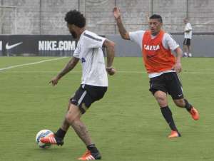 Tite volta após cirurgia, mas deixa treino do Corinthians sob comando do filho