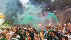 Milhares de palmeirenses dão show e recepcionam time antes da final