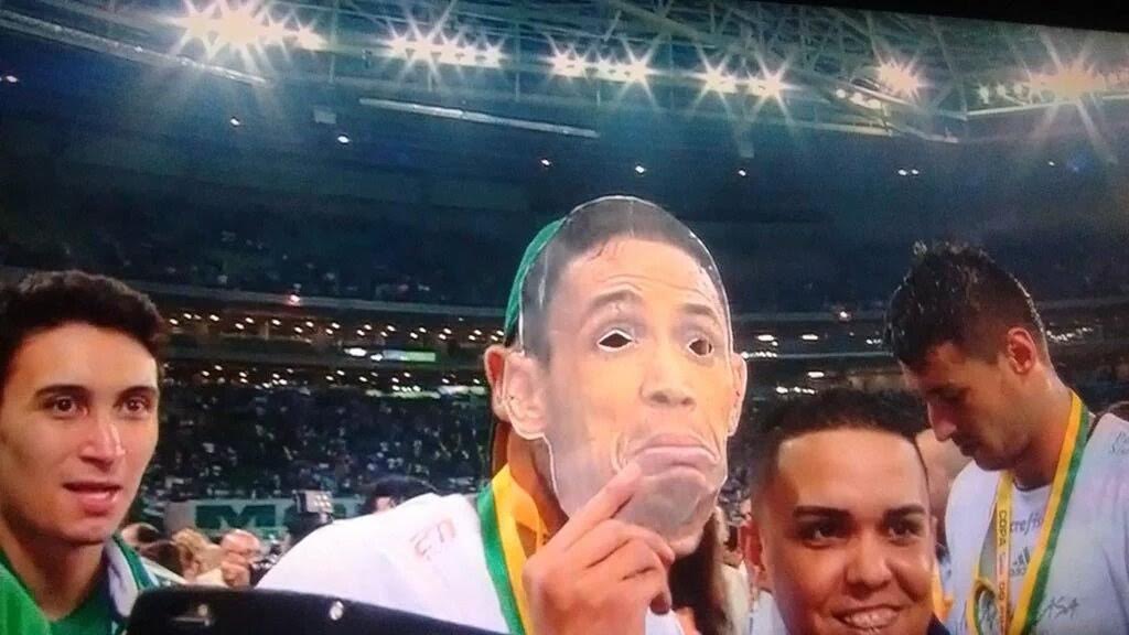 Rafael Marques com máscara do Ricardo Oliveira