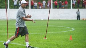 Atlético-MG 'passa a perna' no Cruzeiro e contrata Diego Aguirre