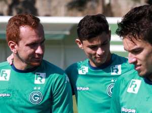 De fora da decisão contra o São Paulo, Zé Love apoia companheiros do Goiás para última rodada