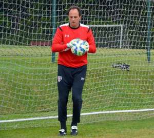 Ceni treina mais uma vez, mas segue como dúvida na despedida do São Paulo