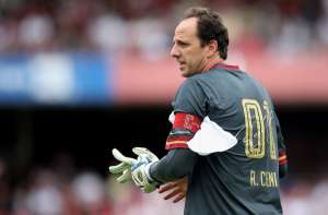 Rogério Ceni não treina e segue como dúvida para rodada final do Brasileiro