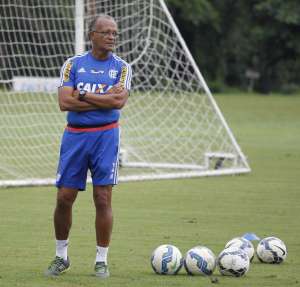 Interino fecha treino do Flamengo e admite dúvidas na escalação
