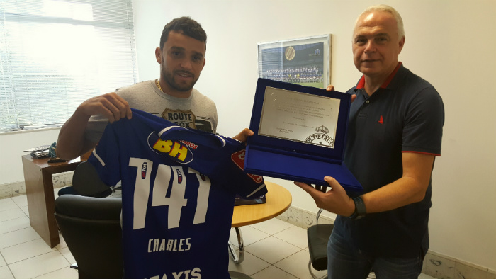 Charles é mais um que deixa a Raposa; foi a segunda passagem do jogador, pelo clube (Divulgação/Cruzeiro)
