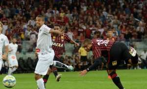 Santos x Atlético-PR - De cabeça inchada, Peixe se despede da temporada sem vaga na Libertadores