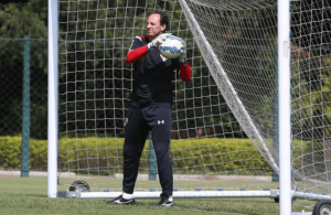 Ceni treina normalmente, mas ainda é dúvida para despedida contra o Goiás