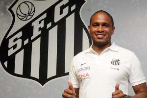 Há seis meses sem atuar, Valencia comemora renovação de contrato com o Santos