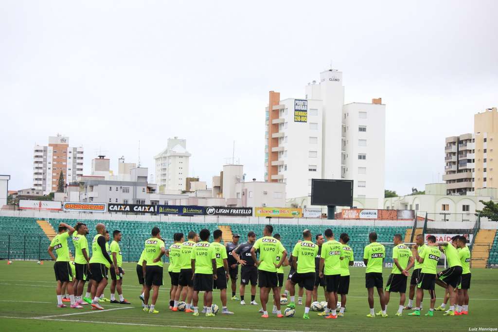 O técnico Hudson Coutinho, fez os últimos ajustes para o jogo decisivo do Figueirense, no Brasileiro 2015 (Divulgação/Figueirense)