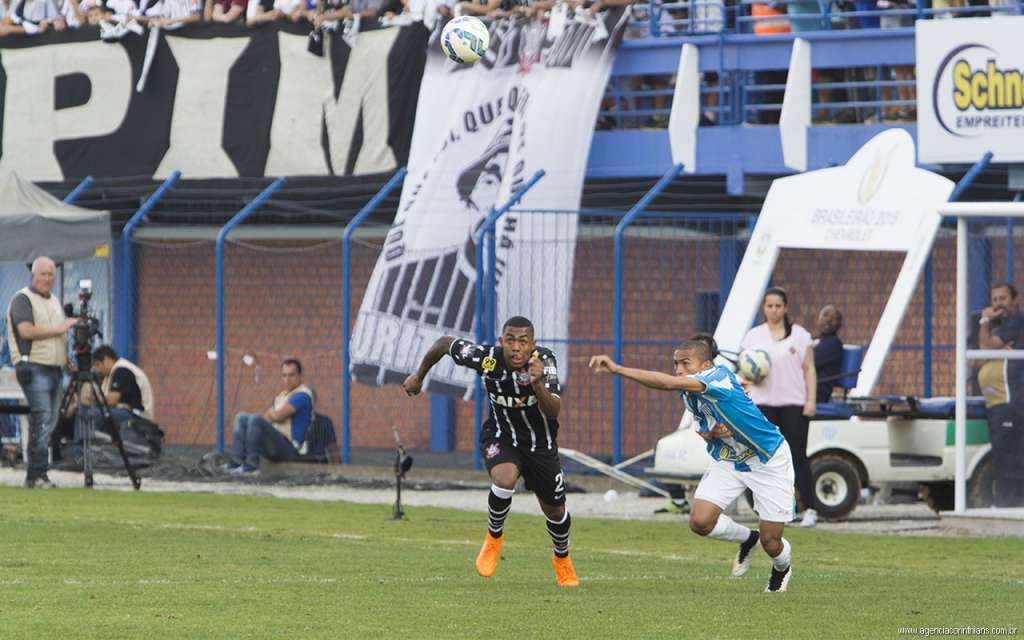 Na Ressacada, o Corinthians bateu o Avaí por 2 a 1.